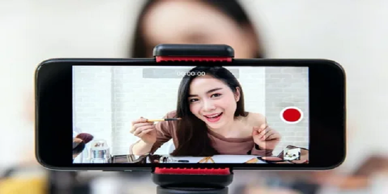 Livestream Photos – Real-Life Connections in the Digital Age